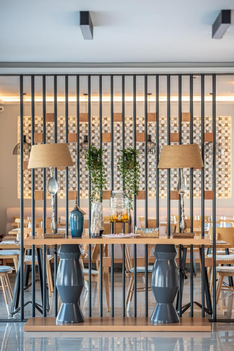Mythic Summer Hotel - Housity