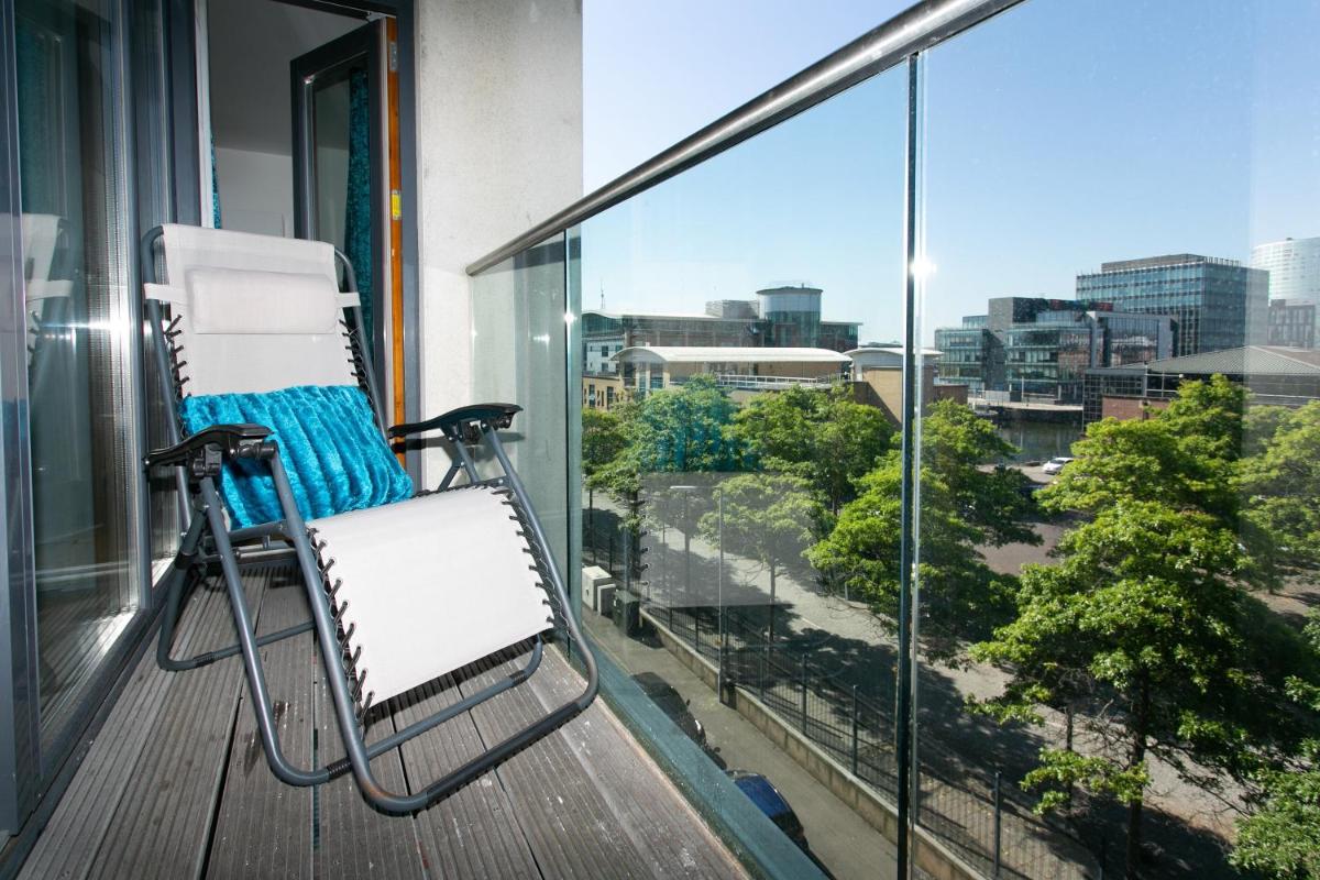 Smoker Friendly Apartment with Balcony plus Private Parking - Housity