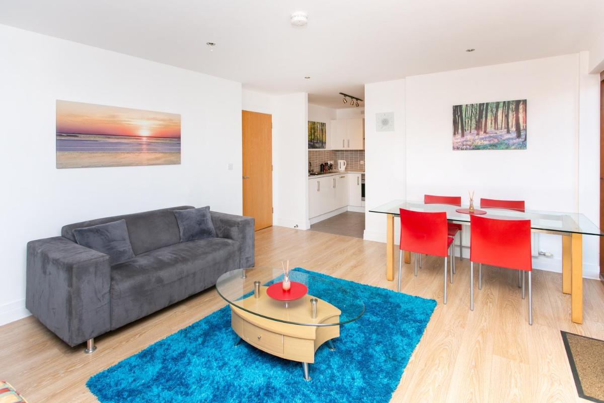 Smoker Friendly Apartment with Balcony plus Private Parking - Housity