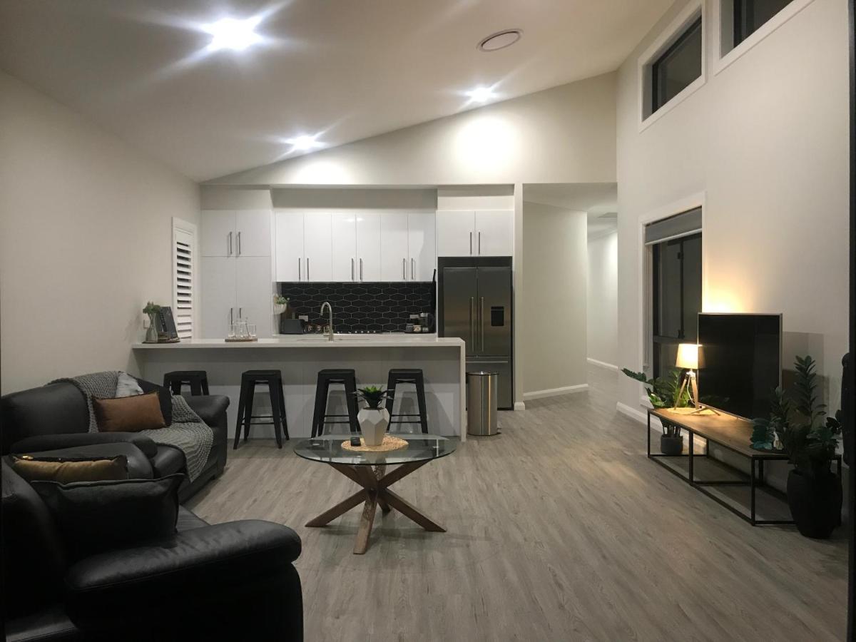 Luxury 2br home with King, 5 star private & close - Housity