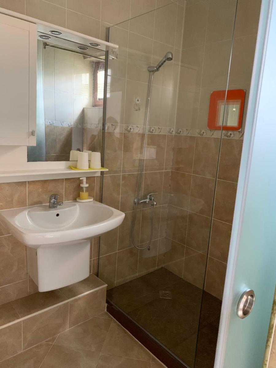 Lilia 3 Self-Check in apartment with hot water despite prevention in the neighborhood, food and drink shop open until 10 pm and free parking area next ot 24 hours food and drink shop and free parking area - Housity