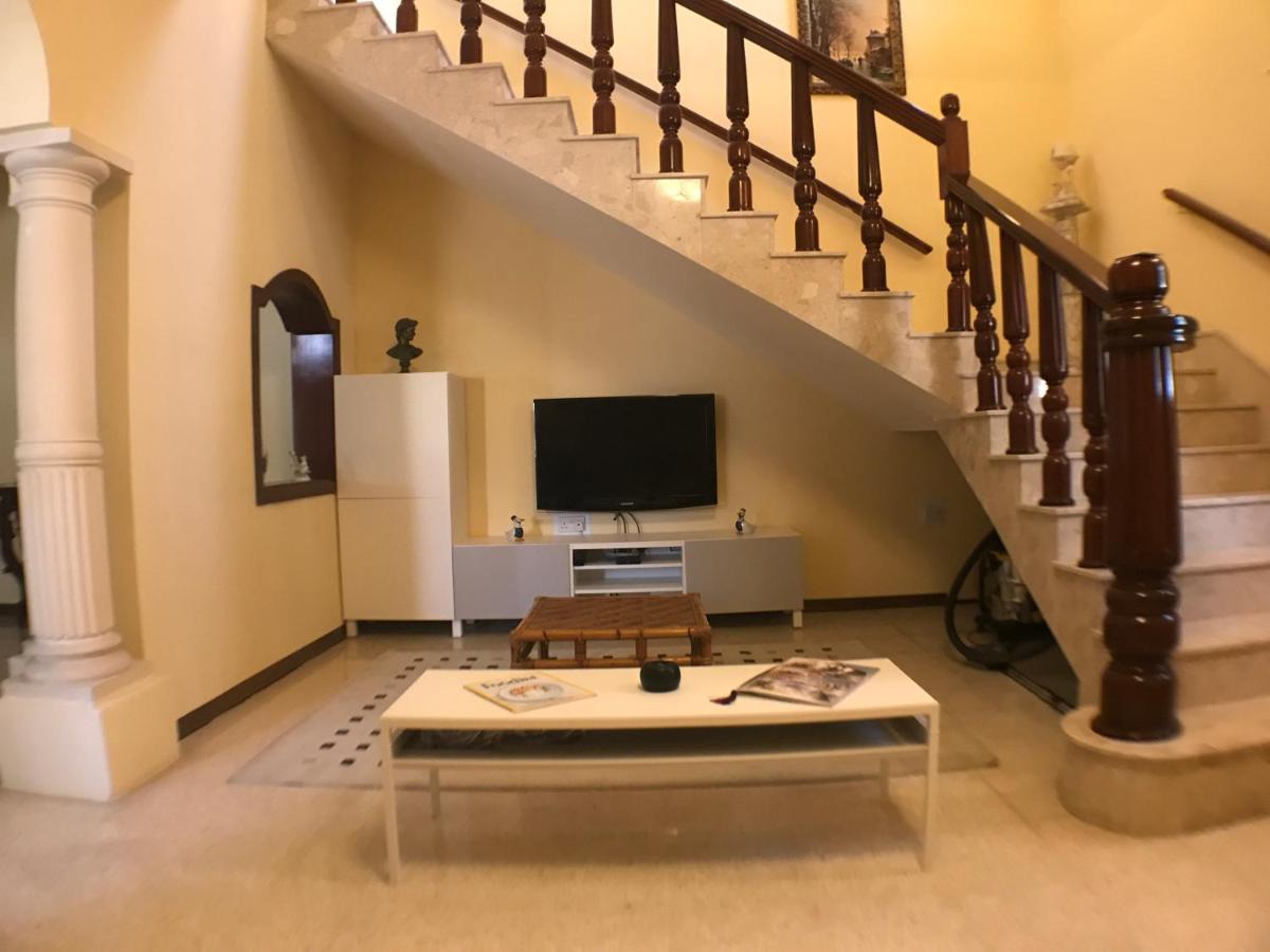 Corner Townhouse 1Km from University - Housity
