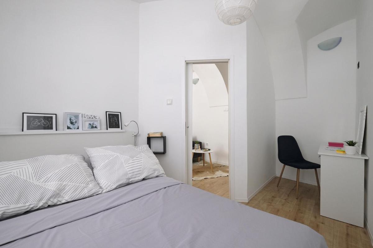 Stone gate - Housity