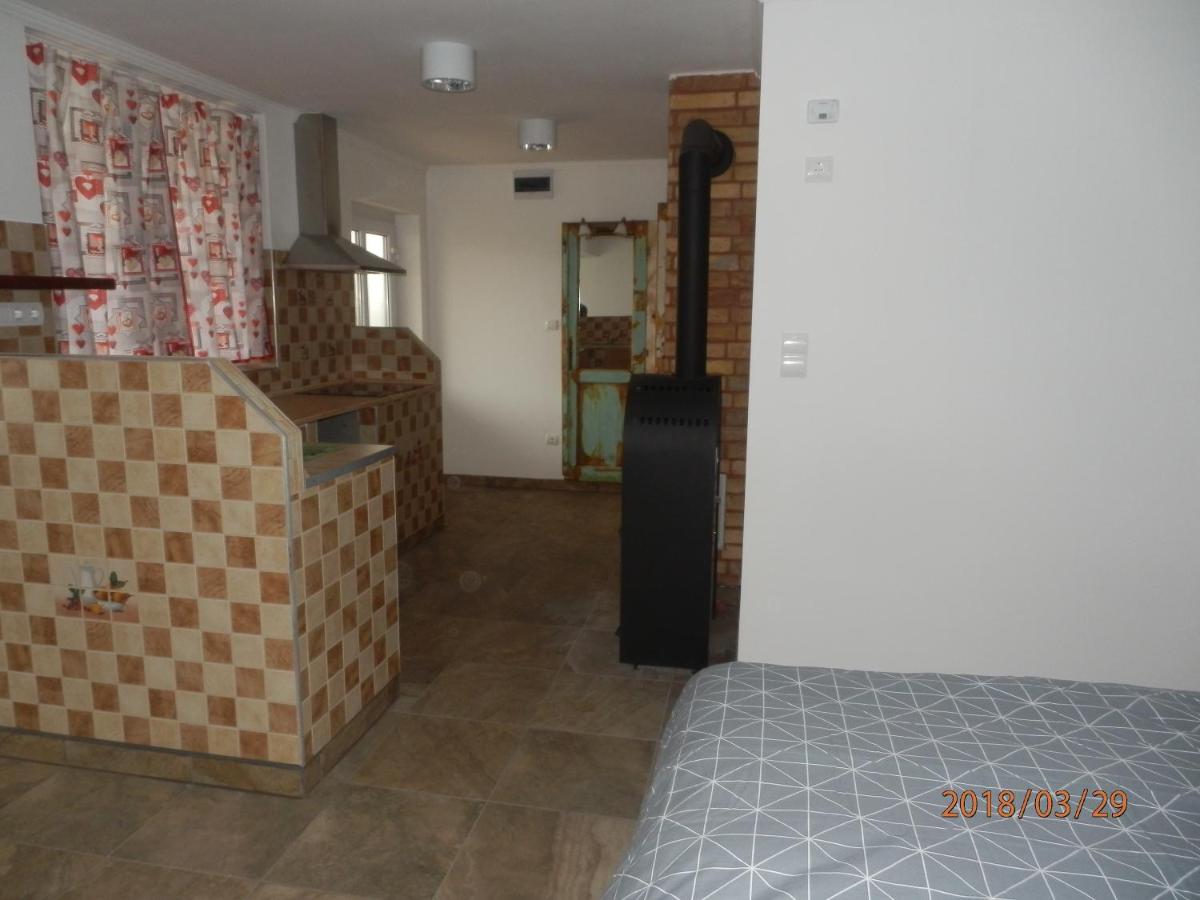 Flóra Vendégház Tass - Housity