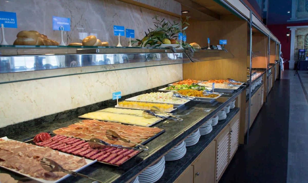 Comida en o cerca de este hotel