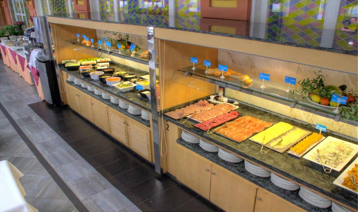 Comida en o cerca de este hotel