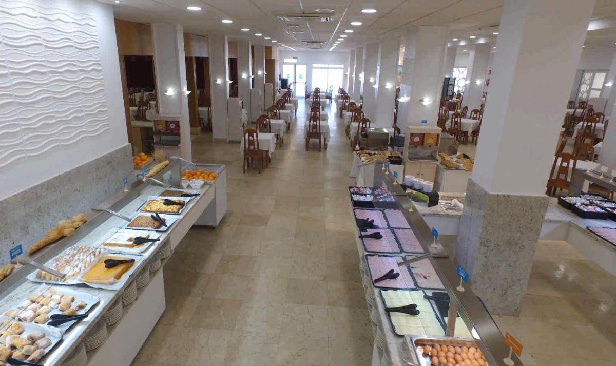 Comida en o cerca de este hotel