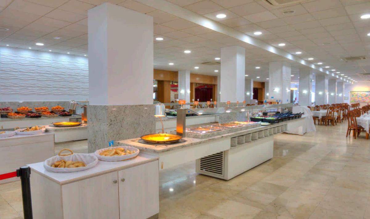 Comida en o cerca de este hotel