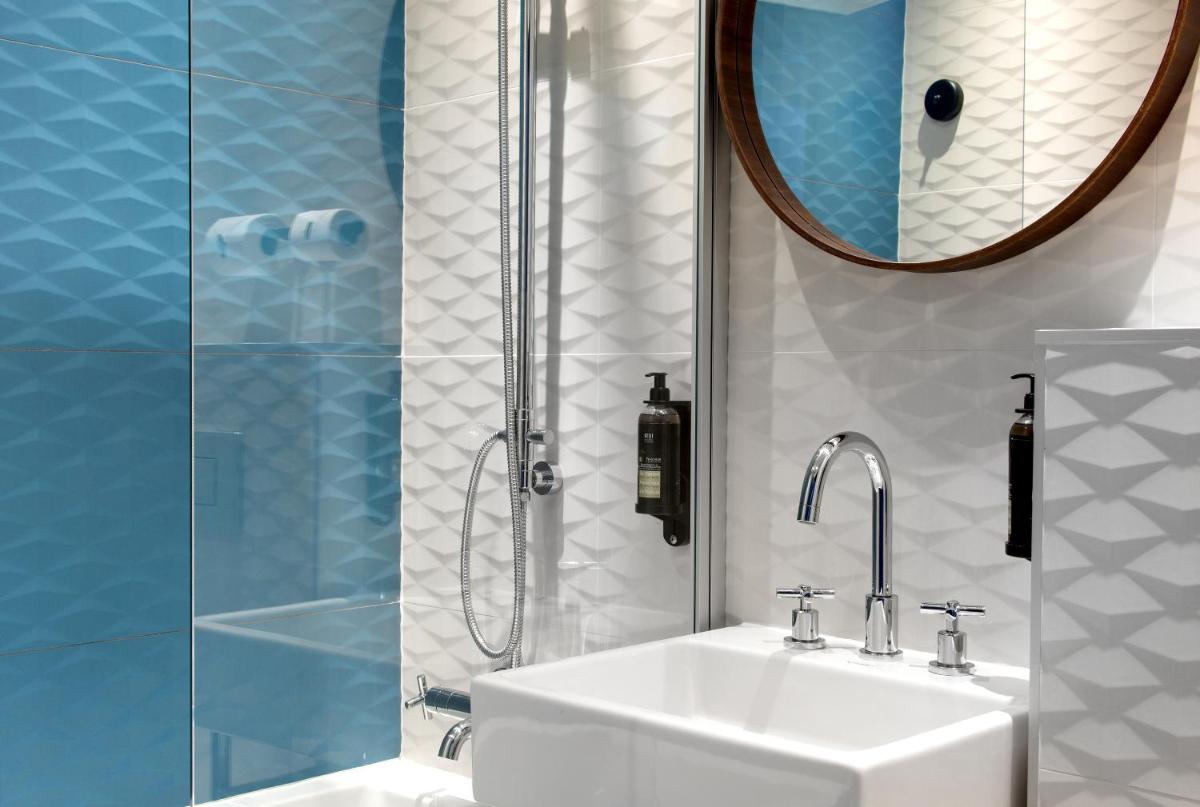 Salle de bains dans l'établissement Hôtel Montmorency & Spa