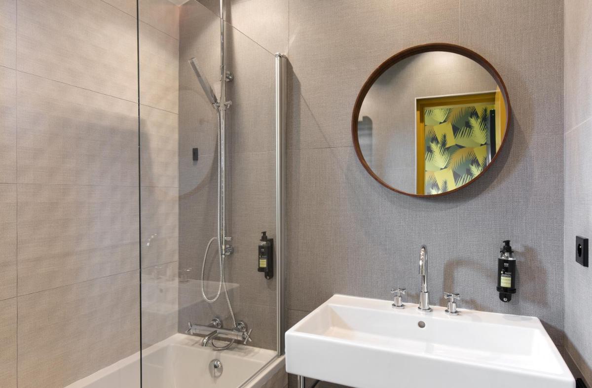 Salle de bains dans l'établissement Hôtel Montmorency & Spa