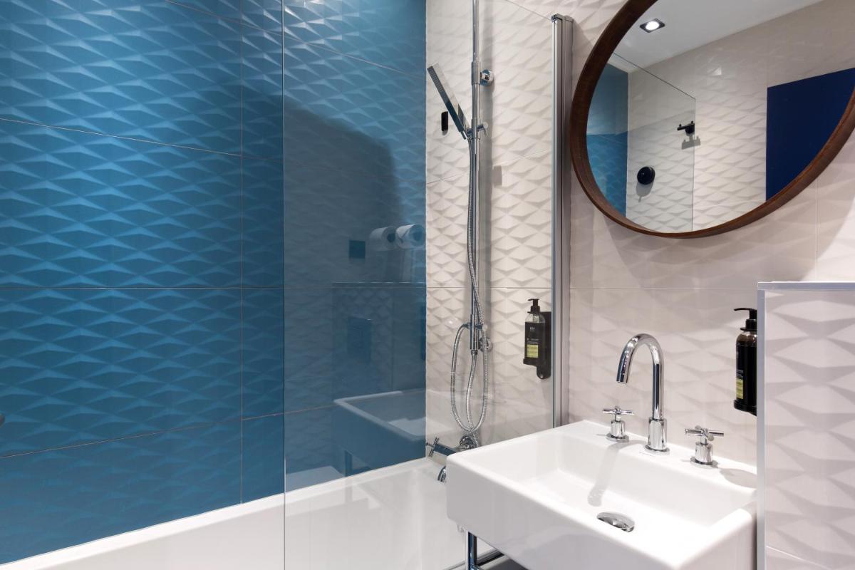 Salle de bains dans l'établissement Hôtel Montmorency & Spa