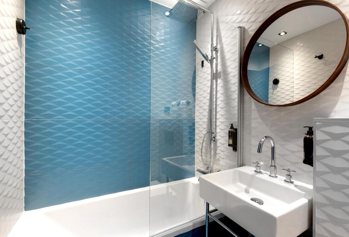 Salle de bains dans l'établissement Hôtel Montmorency & Spa
