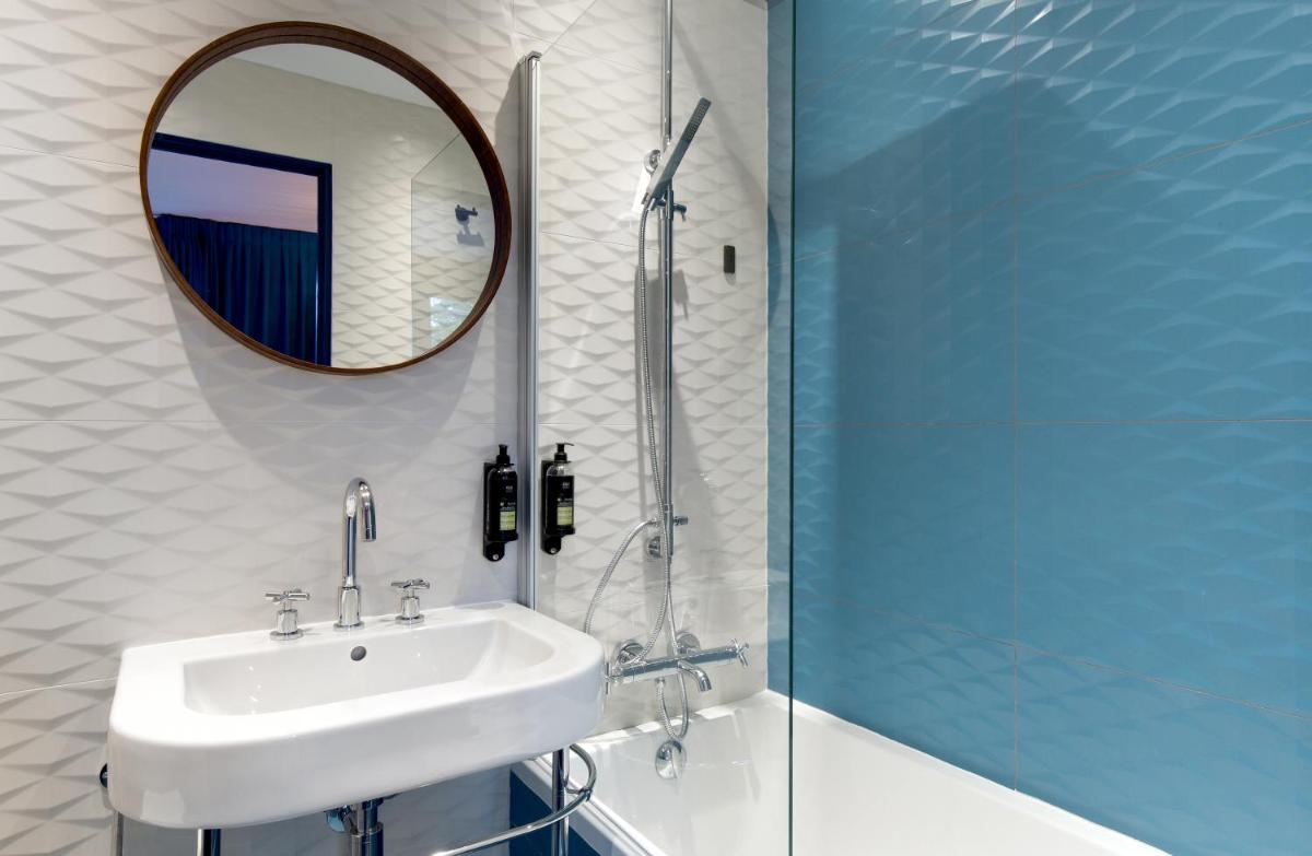 Salle de bains dans l'établissement Hôtel Montmorency & Spa