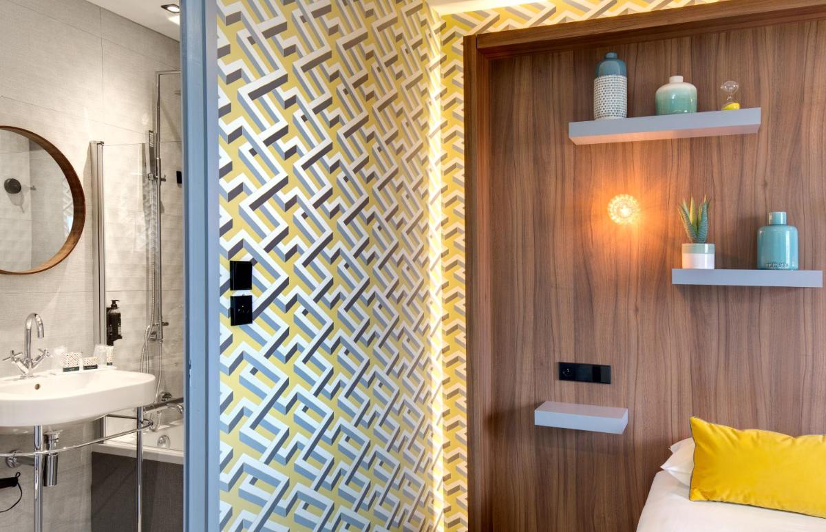 Salle de bains dans l'établissement Hôtel Montmorency & Spa