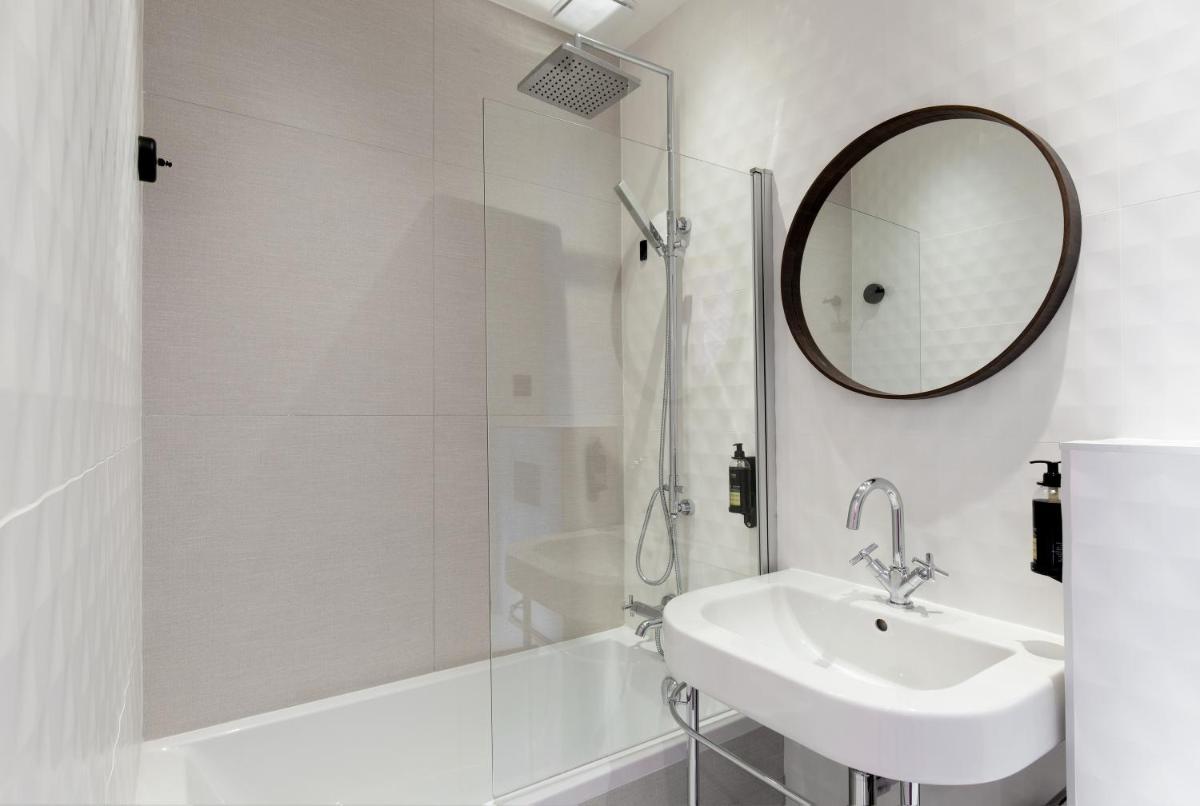 Salle de bains dans l'établissement Hôtel Montmorency & Spa