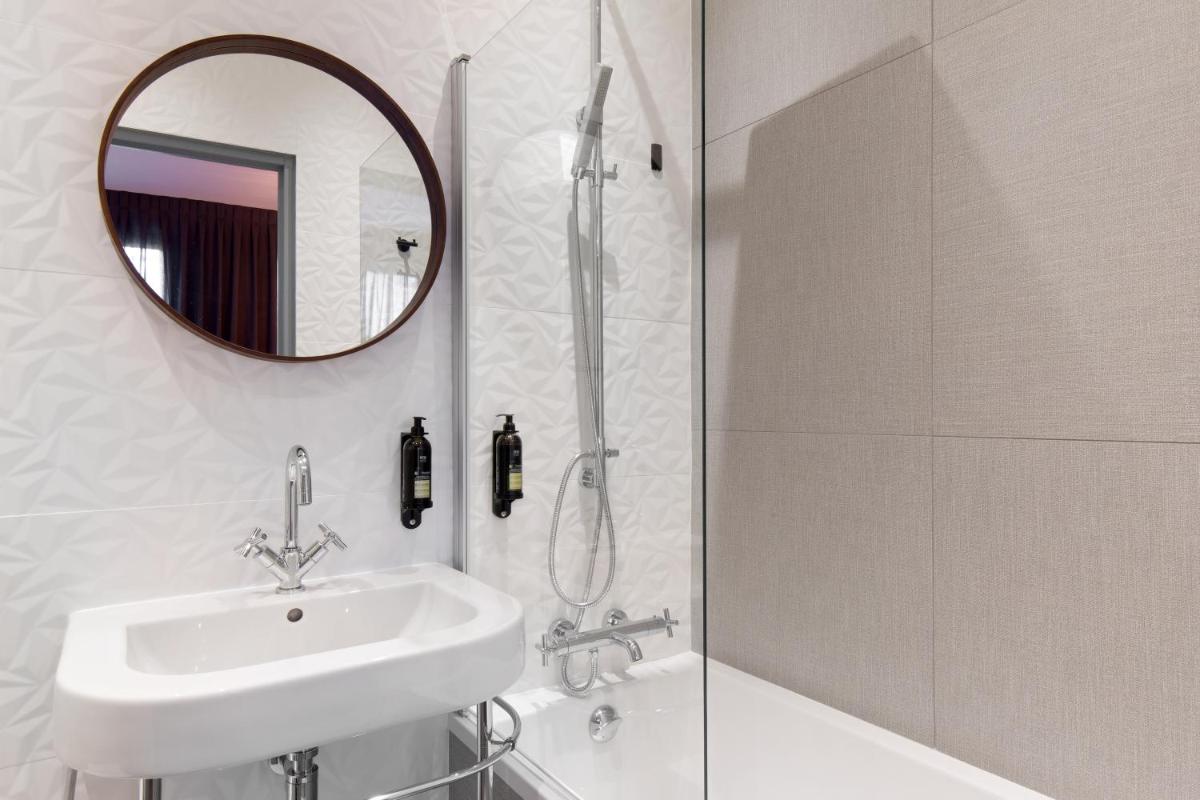Salle de bains dans l'établissement Hôtel Montmorency & Spa