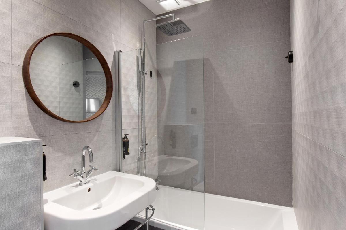 Salle de bains dans l'établissement Hôtel Montmorency & Spa
