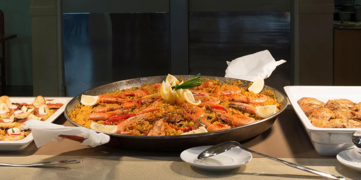 Comida en o cerca de este hotel