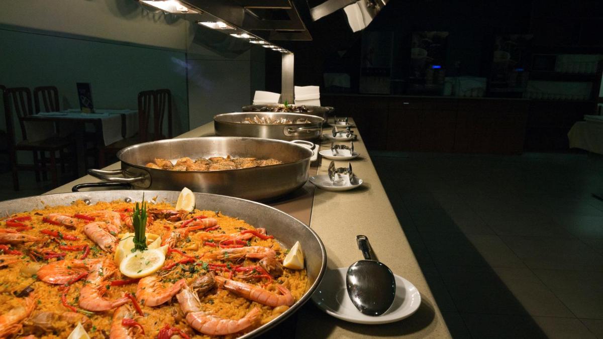 Comida en o cerca de este hotel