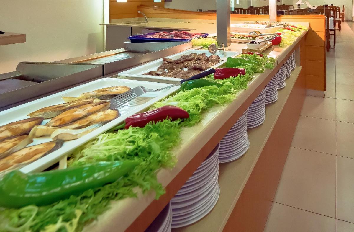Comida en o cerca de este hotel