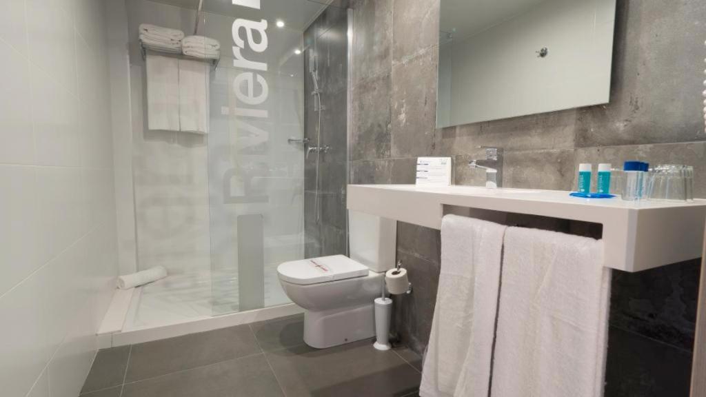 Un baño de Hotel Riviera