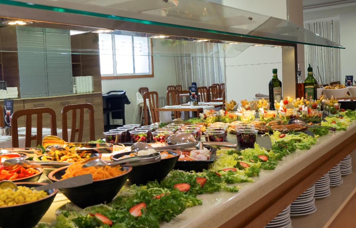 Comida en o cerca de este hotel