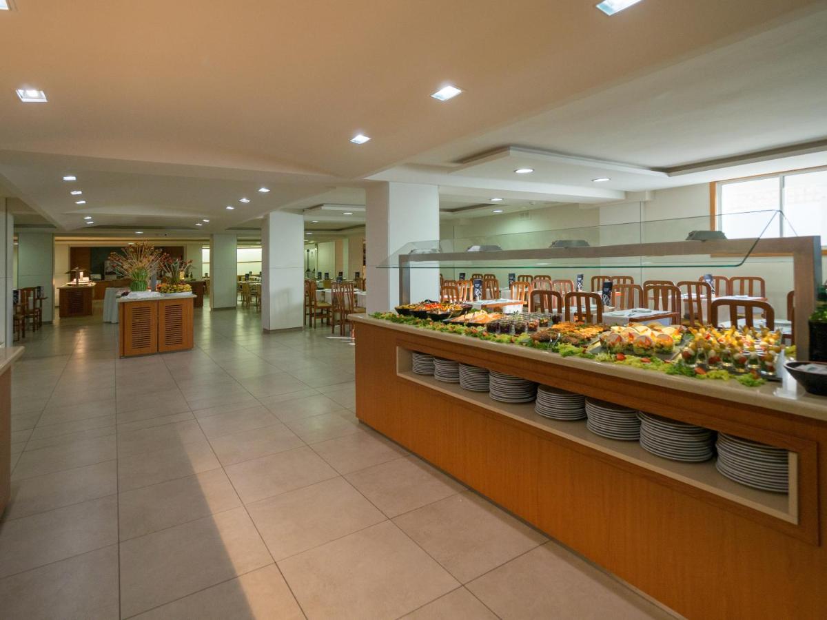 Comida en o cerca de este hotel