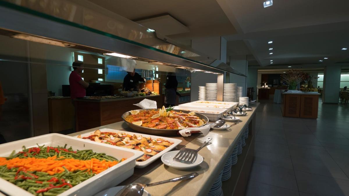 Comida en o cerca de este hotel