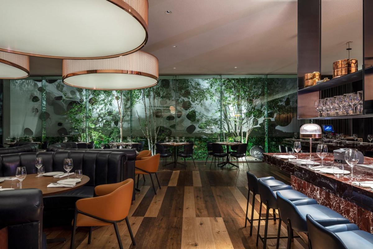 Un restaurante o sitio para comer en Sir Victor Hotel, part of Sircle Collection