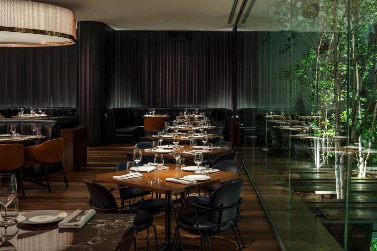Un restaurante o sitio para comer en Sir Victor Hotel, part of Sircle Collection