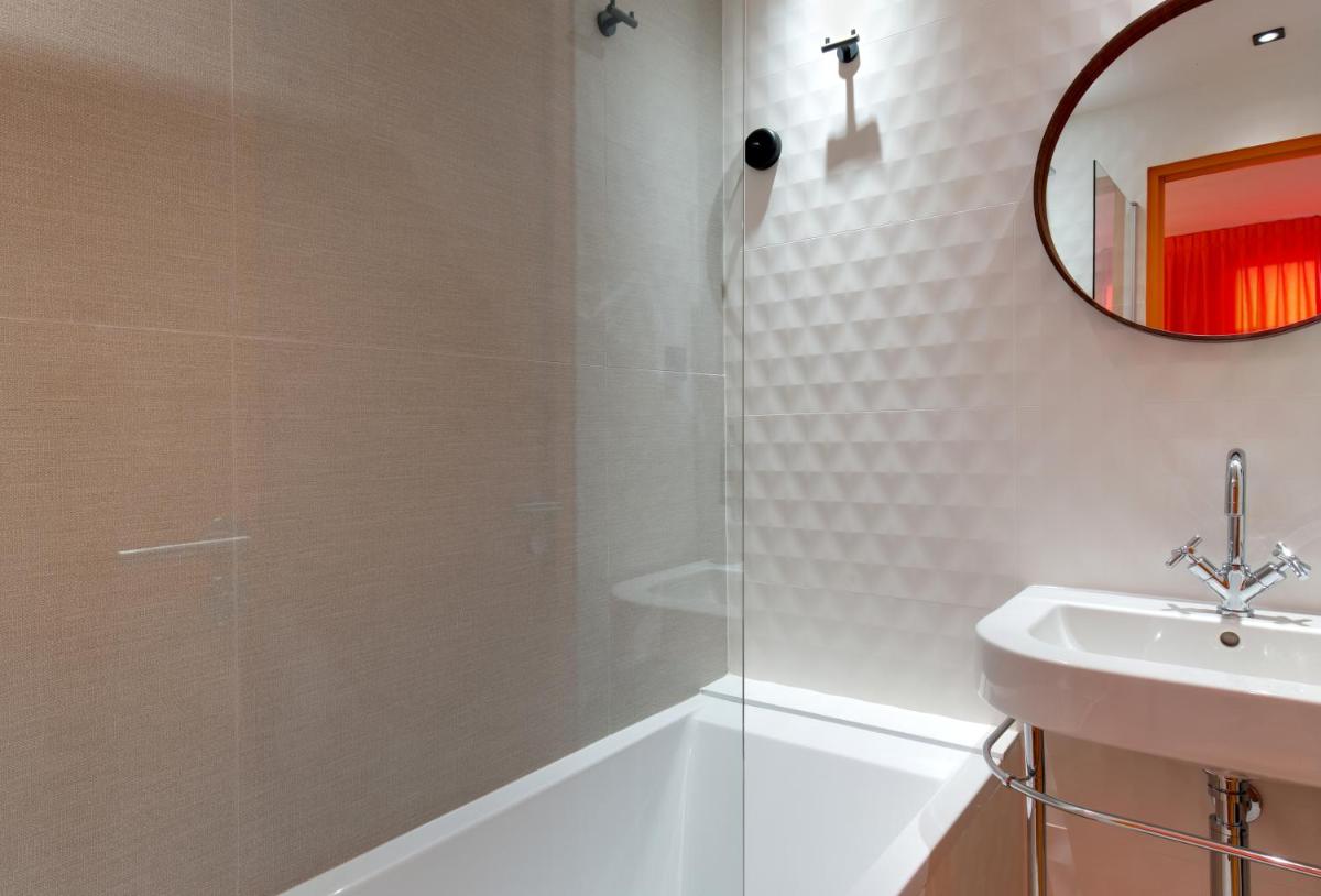 Salle de bains dans l'établissement Hôtel Montmorency & Spa