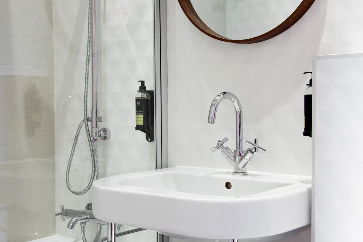 Salle de bains dans l'établissement Hôtel Montmorency & Spa