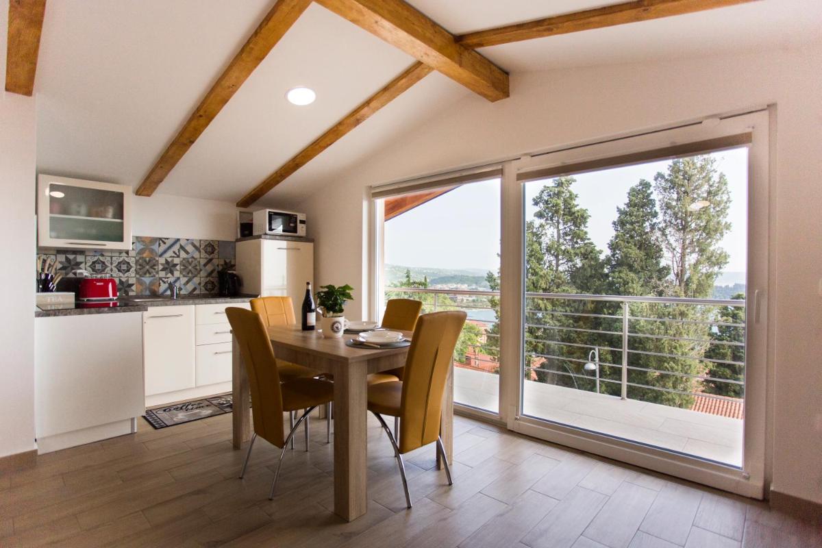 Red Rose Apartment - Housity
