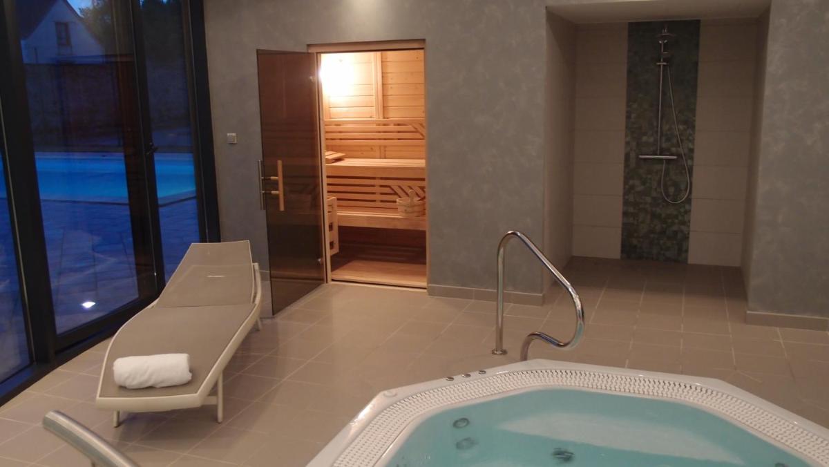 une salle de bain avec baignoire et douche dans l'établissement Logis Le Parc Hotel & Spa, à Château-Gontier