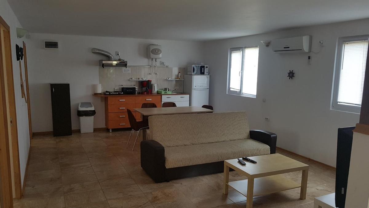 Sat De Vacanta Stiuca Vesela - Housity