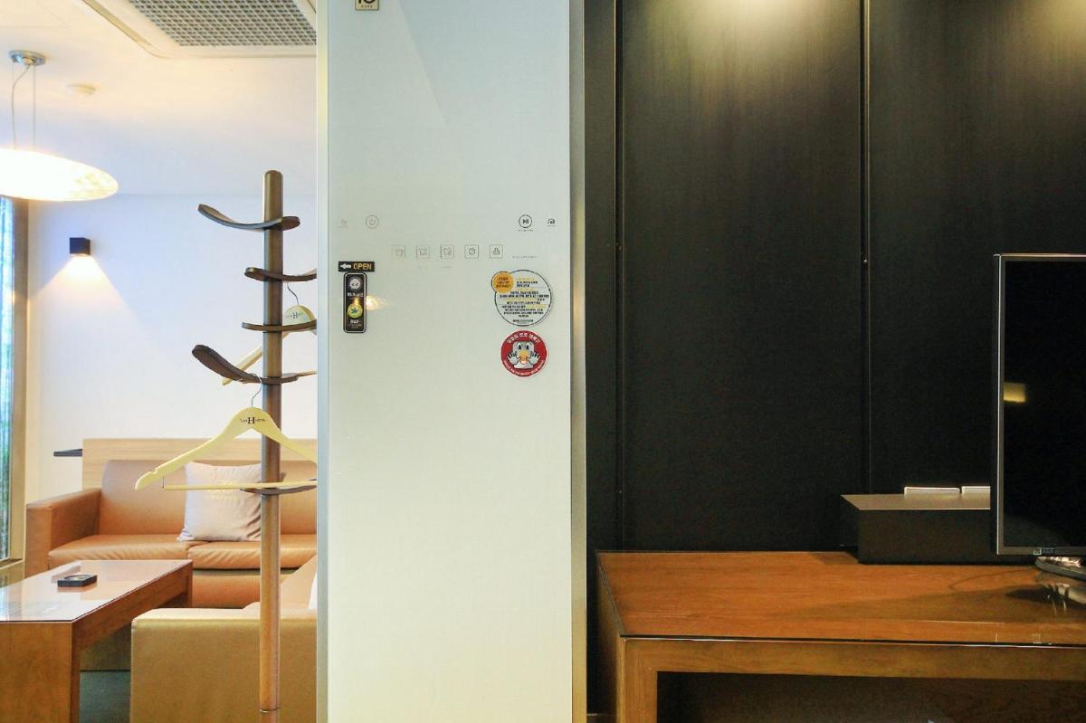 H Drive Hotel - Housity