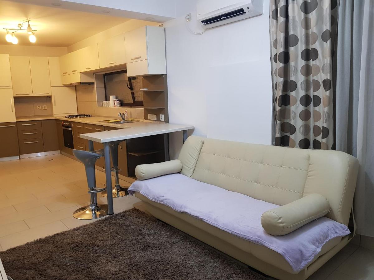 Travel Homzzz Central Apartment - Housity