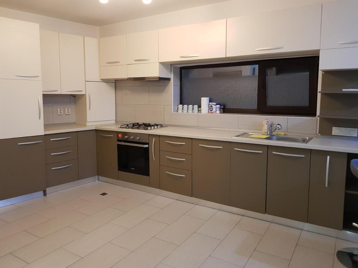 Travel Homzzz Central Apartment - Housity