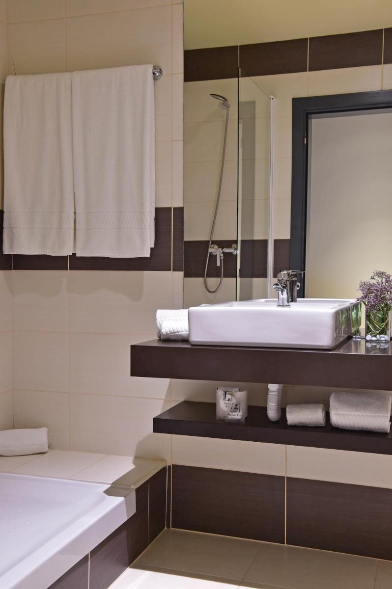 Uma casa de banho em The Prime Energize Hotel & SPA - Algarve