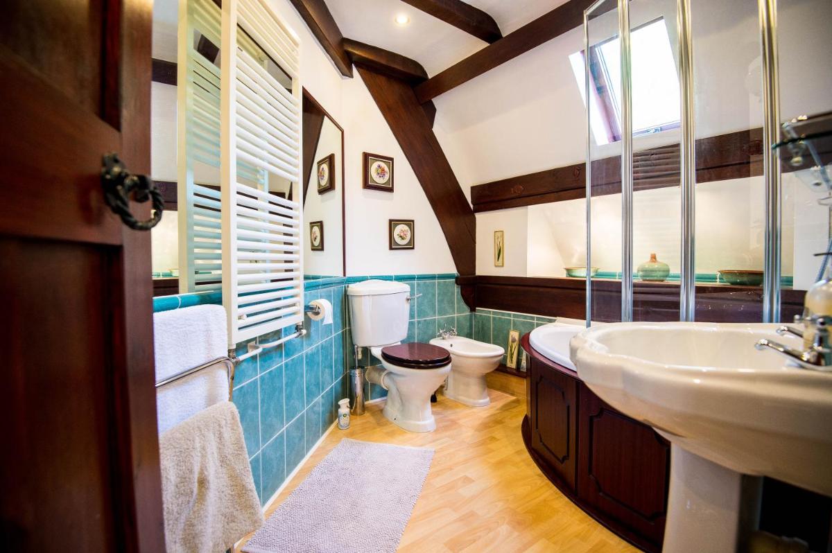 The Old School - Beautiful School House, quiet location near the coast - Housity