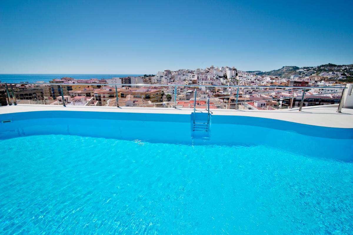 una piscina con vistas a una ciudad en Bahía Almuñecar, en Almuñécar