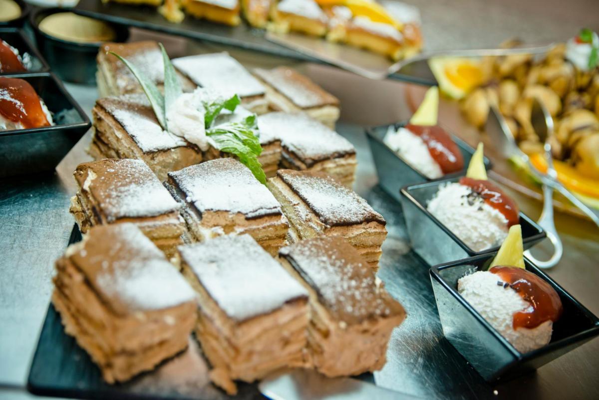 Comida en o cerca de este hotel