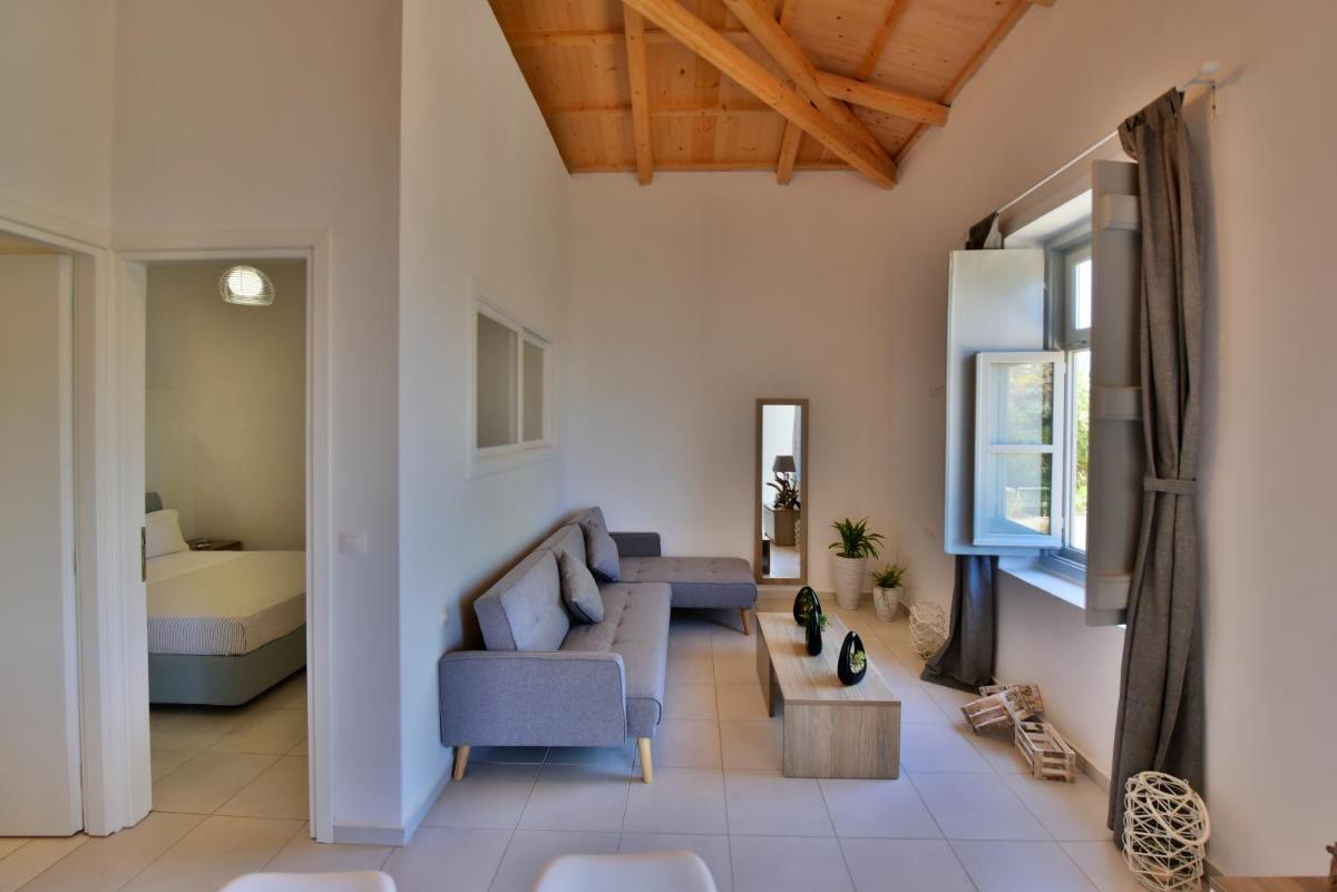 Douskos Beach House - Housity