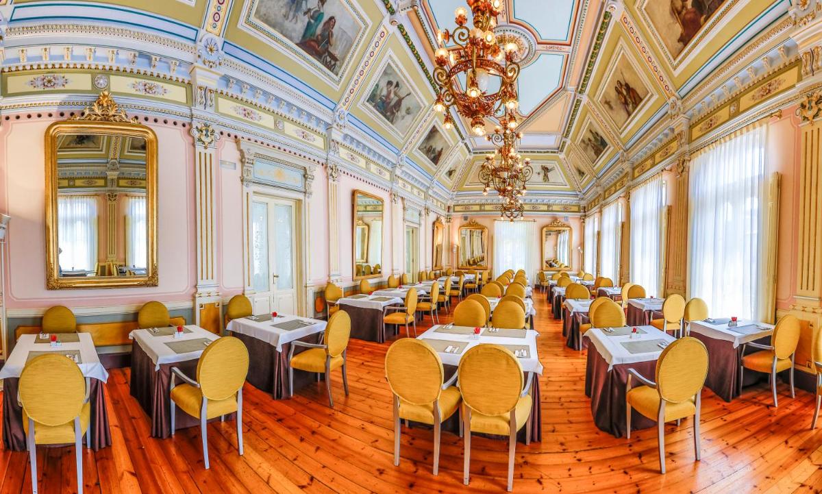 Un restaurante o sitio para comer en Blau Gran Hotel Las Caldas - Adults Only