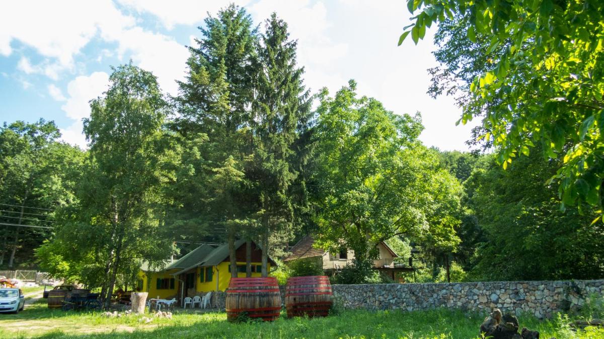 Yellow House by the river - Housity
