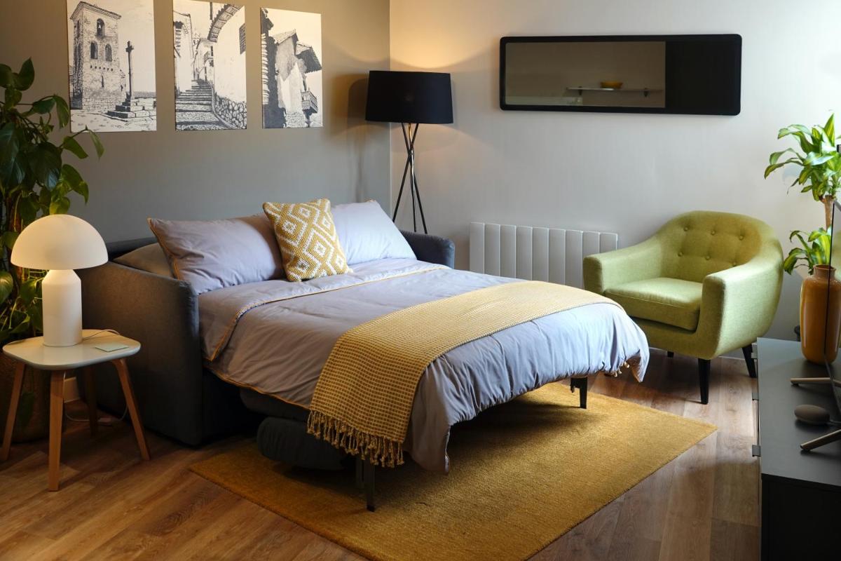 Modern One Bedroom Apartment in Cardiff Bay - Housity