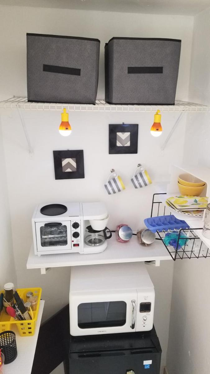 Yellow-Gray Tropical Studio - Housity