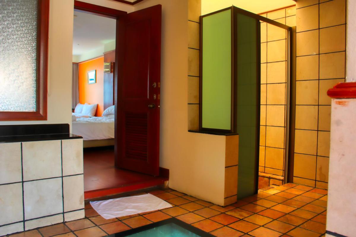 AlexaPD Private Water Chalets - Housity