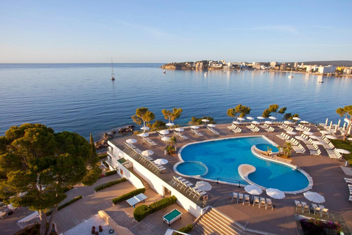 Una vista aérea de un complejo turístico con piscina. en Aparthotel Ponent Mar, en Palmanova