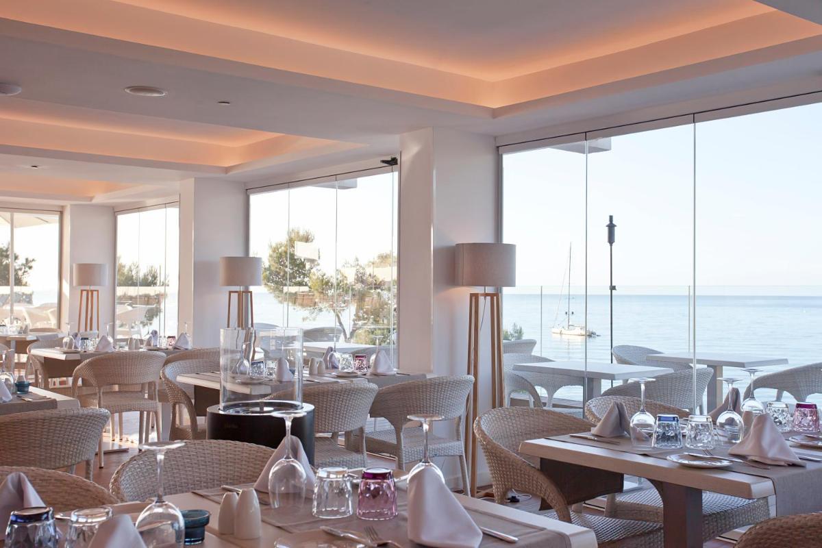 Un restaurante o sitio para comer en Aparthotel Ponent Mar